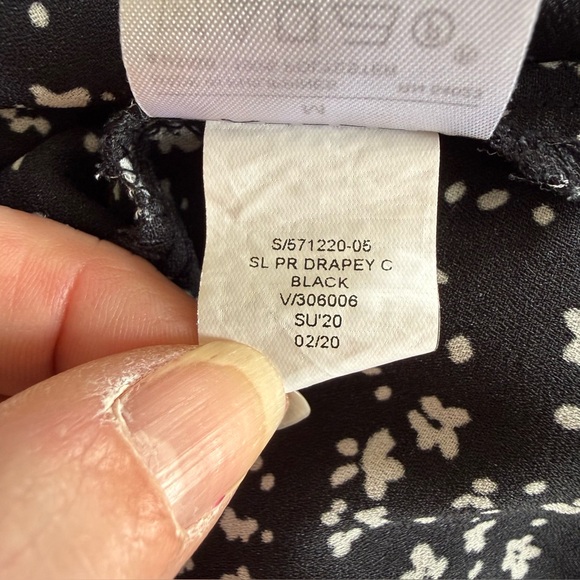 Banana Republic Drapey Classic Preppy Black Floral Button-Up Sleeveless Blouse - Picture 6 of 6